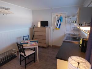 a small kitchen with a table and a chair in a room at Bedder at Oslo Airport - serviced apartments in Jessheim