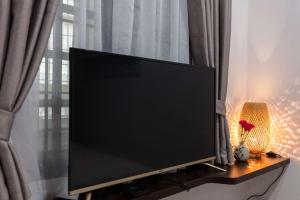 Televiisor ja/või meelelahutuskeskus majutusasutuses Hanoi Center Silk Lullaby Hotel and Travel