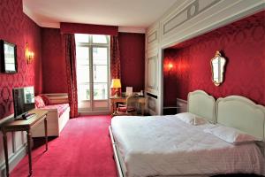 Un pat sau paturi într-o cameră la Hôtel Le Régent