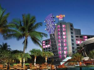 芭達雅中心的住宿－Hard Rock Hotel Pattaya，一边有标志的酒店