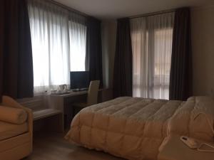 TV a/nebo společenská místnost v ubytování Hostellerie Du Cheval Blanc