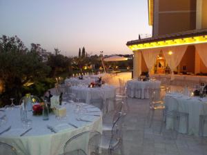 een groep tafels met witte tafelkleden bij Hotel Villa Michelangelo in Città Sant'Angelo