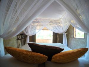 En eller flere senge i et værelse på Rumah Pampa at Pachamama