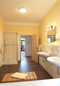 een badkamer met 2 wastafels en een douche bij ASGARD Ferienwohnungen in Thale