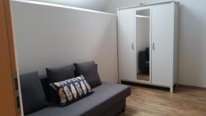 ein Wohnzimmer mit einem Sofa und einem Spiegel in der Unterkunft Ferien im Elsass in Artolsheim