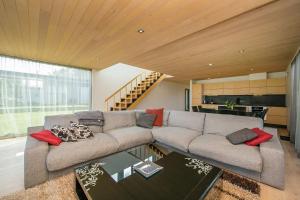 uma sala de estar com um sofá e uma mesa em Golf Villa near Tallinn em Manniva