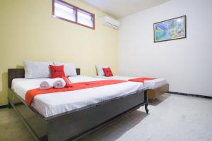 Postel nebo postele na pokoji v ubytování RedDoorz Syariah @ Jalan Gajah Mada + 26 fotografií