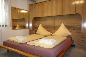 1 dormitorio con 2 camas y toallas. en Penzion nad Halou, en Lázně Kynžvart
