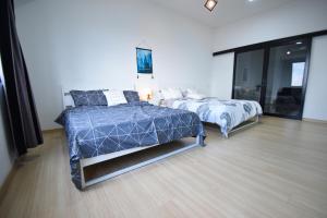 Postel nebo postele na pokoji v ubytování Gt Home encorp strand residence (alpha ivf )