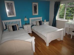 A bed or beds in a room at The Oaks Guest House 