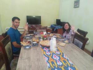 Makanan di atau berdekatan rumah tamu ini