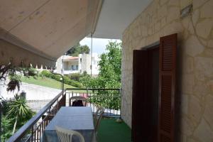 patio con mesa y sillas en el balcón en The Family Place - Cosy Double bedroom apartment on beach of Kallithea, Chalkidiki, en Kallithea Halkidikis