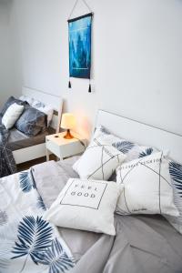 Postel nebo postele na pokoji v ubytování Gt Home encorp strand residence (alpha ivf )