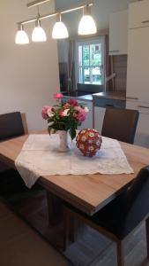 a table with a vase of flowers on top of it at Ferienhaus Groß in Steinreib