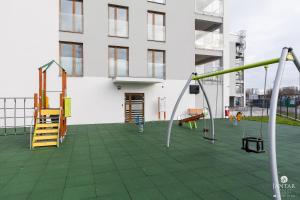 Plac zabaw dla dzieci w obiekcie DELUXE 38 Bałtycka 6 by Jantar Apartamenty Kołobrzeg