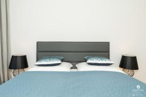 Łóżko lub łóżka w pokoju w obiekcie DELUXE 38 Bałtycka 6 by Jantar Apartamenty Kołobrzeg
