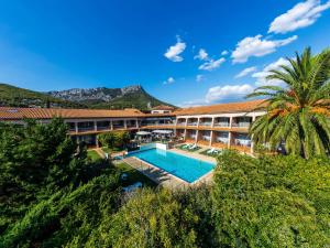 ラ・ヴァレット・デュ・ヴァールにあるNoemys Toulon La Valette - Hotel restaurant avec piscineのプール付きホテルの航空写真
