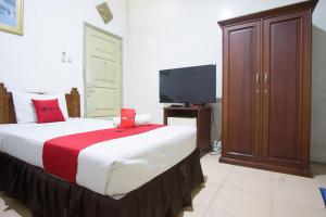 RedDoorz near Pantai Falajawa Ternate tesisinde bir odada yatak veya yataklar