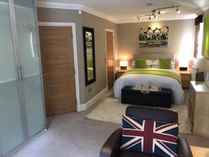 A bed or beds in a room at Keepers Lodge 