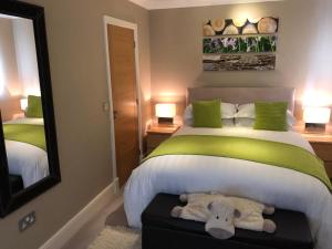 A bed or beds in a room at Keepers Lodge 