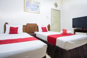 Postel nebo postele na pokoji v ubytování RedDoorz near Pantai Falajawa Kota Ternate + 20 fotografií