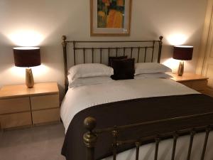 A bed or beds in a room at Keepers Lodge 