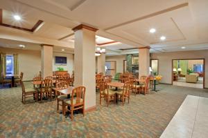 a dining room with tables and chairs in a hotel at Triple Play Resort Hotel & Suites in Hayden