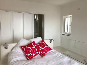 a bedroom with two red pillows on a bed at Casa Isabella in Malfa