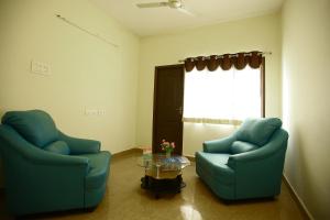 Ruang duduk di OYO Apartment T Nagar Near Guindy National Park