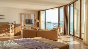 TV a/nebo společenská místnost v ubytování Ladies Beach Suite Hotel