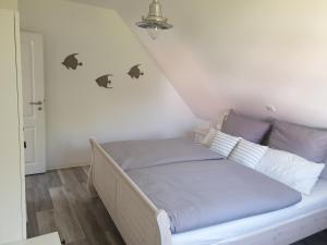 małą sypialnię z łóżkiem z motylami na ścianie w obiekcie Ferienhaus Ankerplatz Vermietung im Ostseebad Rerik w mieście Rerik