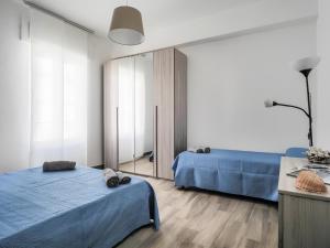 1 dormitorio con 2 camas y espejo en Brand New Cinque Terre Cozy Flat, en La Spezia