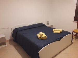 1 dormitorio con 1 cama con 2 toallas en Le rondini, en Benetutti