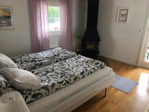 Кровать или кровати в номере Stuga Holmasjön