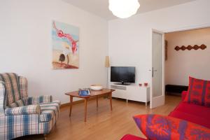 a living room with a couch and a tv at Click&Flat Floridablanca in Barcelona