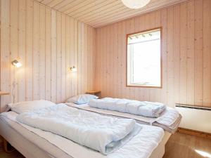 two twin beds in a room with a window at Holiday home Harboøre XVI in Harboør