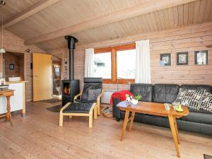 ein Wohnzimmer mit einem Sofa und einem Tisch in der Unterkunft 8 person holiday home in Harbo re in Harboør