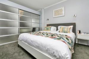 Giường trong phòng chung tại Deluxe Princes Wharf Apt l FREE WIFI & AIRCON +14 ảnh