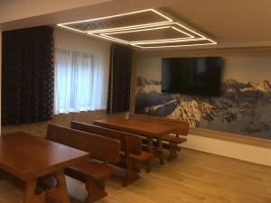 Televízia a/alebo spoločenská miestnosť v ubytovaní Apartamenty Forma Tatrica
