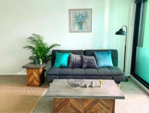 Uma área de estar em Large 2B2B Near Southern Cross FreeParking GYM POOL