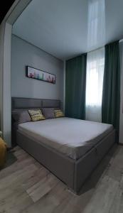 Postel nebo postele na pokoji v ubytování Смарт квартира в Новострое у метро Дворец Спорта