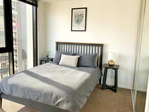 Uma cama ou camas num quarto em Large 2B2B Near Southern Cross FreeParking GYM POOL