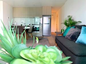 A cozinha ou kitchenette de Large 2B2B Near Southern Cross FreeParking GYM POOL