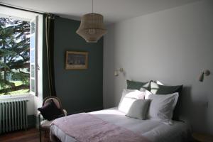מיטה או מיטות בחדר ב-Château La Violette