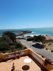 balkon ze stołem i widokiem na ocean w obiekcie miramare b&b di cerri maria w mieście Le Castella
