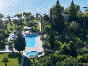 una vista aérea de un complejo con piscina en Delfinia Hotel en Moraitika