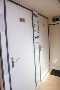 a room with a large door with a sign on it at VakantieStudio 88 in Kamperland
