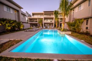 Swimming pool sa o malapit sa L'Escale 3 bedrooms Sea View and Beachfront Suite by Dream Escapes