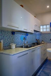 A kitchen or kitchenette at VILLA MARINA PICCOLA ai FARAGLIONI