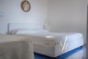 A bed or beds in a room at VILLA MARINA PICCOLA ai FARAGLIONI